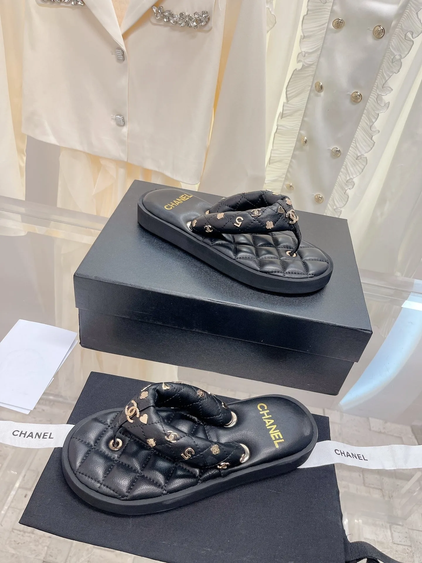 👟👟Ex-factory price 440👟👟 Women's Shoes Women's Clothing Women's Shoes Factory 𝗖𝗛𝗔𝗡𝗘𝗟The latest flip-flop slippers, top quality exclusive supply, beautiful on the feet💃💃This style is so popular! Original customized sheepskin material Original film T👟👟Ex-factory price U bottom 35-39 [40/41 customized]